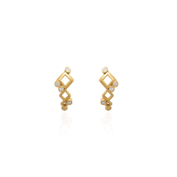 Front view of the Melinda earrings in 18K yellow gold, featuring a graduated open rhombus design with white diamonds.