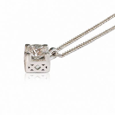 18k white gold pendant with a 5 mm round brilliant-cut diamond and geometric openwork inspired by balcony ironwork in Mytilene, on a white background.